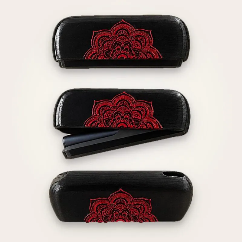 IQOS Iluma i kılıf Crimson Mandala: siyah gövde üzerinde kırmızı mandala